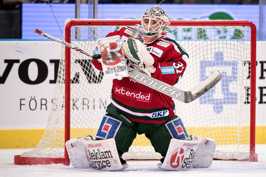 Frölundas målvakt Johan Gustafsson värmer upp innan