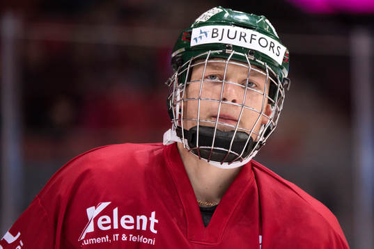 Frölundas Kristian Vesalainen värmer upp innan matchen i
