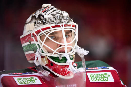 Frölundas målvakt Johan Gustafsson värmer upp innan