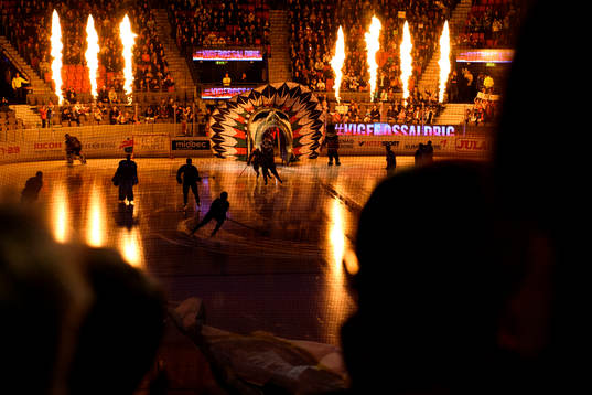 Spelarna åker in på isen innan matchen i SHL mellan