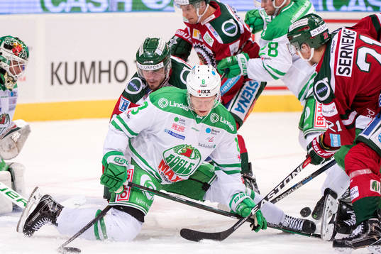 Rögles Jesper Williamsson försvarar framför mål