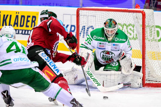 Frölundas Victor Olofsson  utmanar Rögles målvakt Oscar