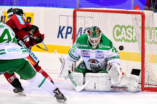 Frölundas Victor Olofsson gör 1-0 bakom Rögles målvakt