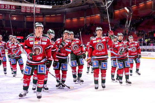 Frölundas spelarna tackar publiken
