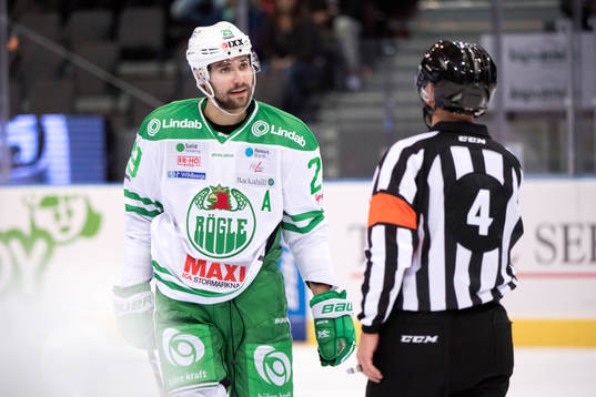 Rögles Ludvig Rensfeldt pratar med domare