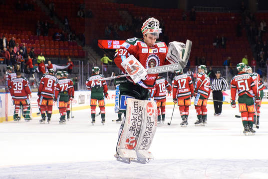 Frölundas målvakt Johan Gustafsson hoppar