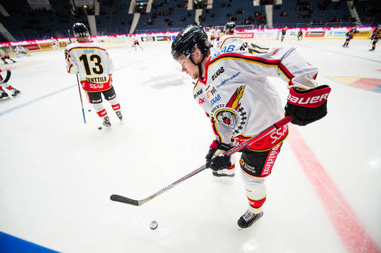 Luleås Petter Emanuelsson värmer upp