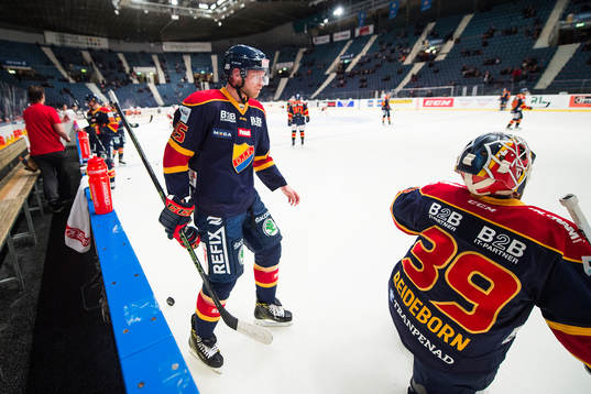 Djurgårdens Alexander Urbom värmer upp