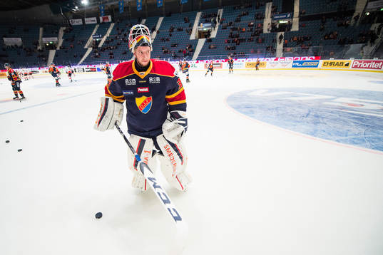 Djurgårdens målvakt Adam Reideborn värmer upp