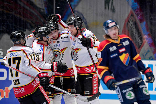 Luleås Petter Emanuelsson jublar med lagkamrater