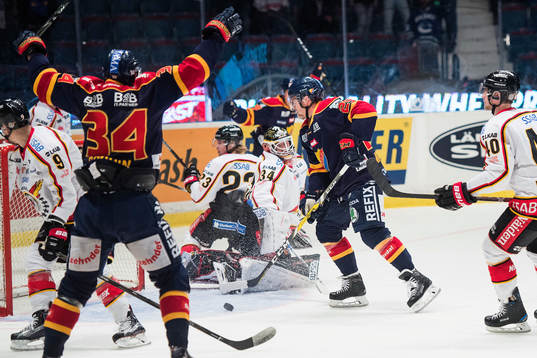 Djurgårdens Matt Anderson gör 1-1 bakom Luleås målvakt