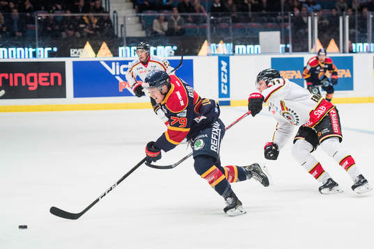 Djurgårdens Patrik Lundh jagas av Luleås Petter