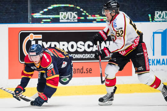 Djurgårdens Jonathan Davidsson faller i en duell mot