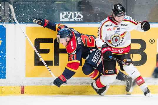Luleås Viktor Amnér med en tackling på Djurgårdens