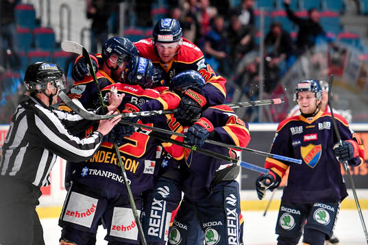 Djurgårdens Matt Anderson jublar med lagkamrater
