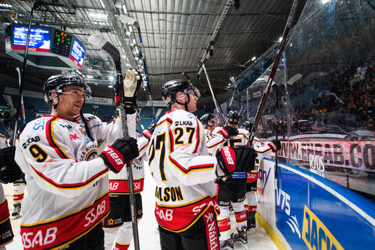 Luleås Johan Forsberg och Brendan Mikkelson jublar