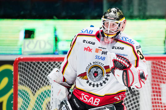 Luleås målvakt Joel Lassinatti jublar