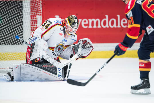 Luleås målvakt Joel Lassinatti räddar en straff från