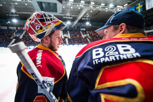 Djurgårdens målvakt Adam Reideborn diskuterar med