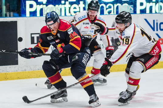 Djurgårdens Daniel Brodin i en duell med Luleås Jacob