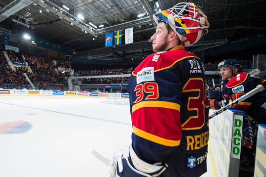Djurgårdens målvakt Adam Reideborn gör sig redo för