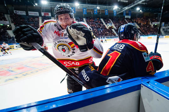 Luleås Anton Hedman tacklar Djurgårdens Alexander Falk