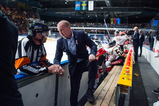 Luleås huvudtränare Stefan Nilsson pratar med domaren