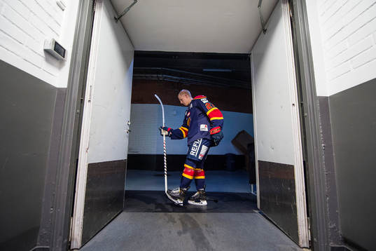Djurgårdens Jonathan Davidsson tar av sig sitt