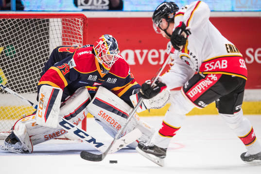 Luleås Tim Kennedy mot Djurgårdens målvakt Adam Reideborn