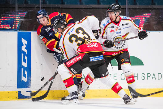 Djurgårdens Juuso Ikonen utmanas Luleås Johan Forsberg och