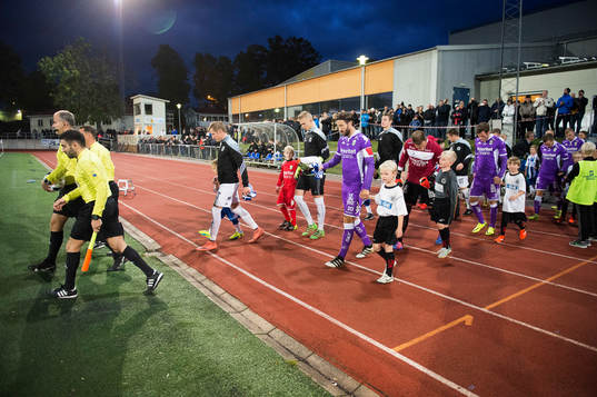 Spelarna marscherar in