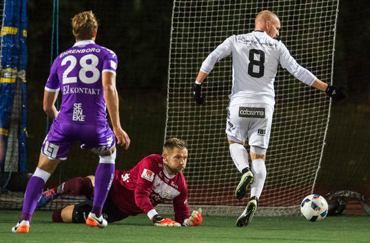 IFK Göteborgs målvakt John Alvbåge samt Thomas Rogne