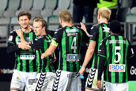 GAIS Alibek Aliev jublar med lagkamrater