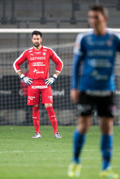 Halmstads målvakt Stojan Lukic deppar
