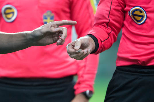 Slantsingling innan fotbollsmatchen i Superettan mellan