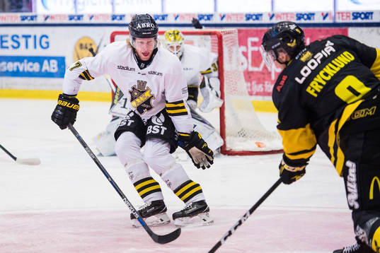 s Ludvig Claesson blockerar ett skott