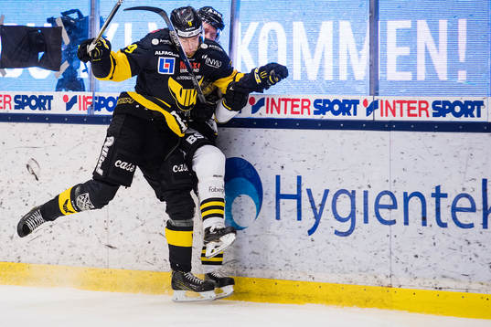 Västerås Mikael Frycklund med en tackling
