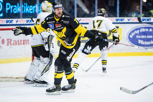Västerås Niklas Lihagen reagerar mot domaren
