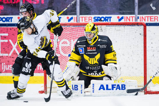 s Michael Lindqvist framför Västerås Rasmus Edström och