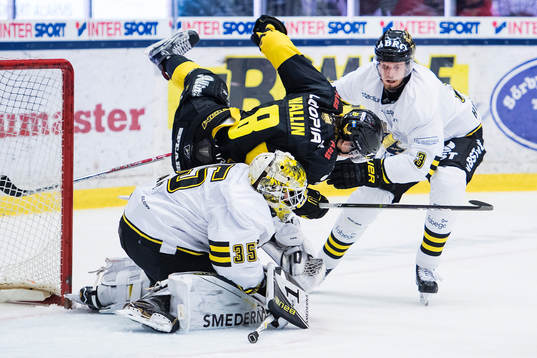 s målvakt Robin Rahm framför Jens Hellgren