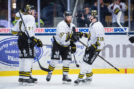 s Christian Sandberg (m) jublar med Nicklas Heinerö (th)