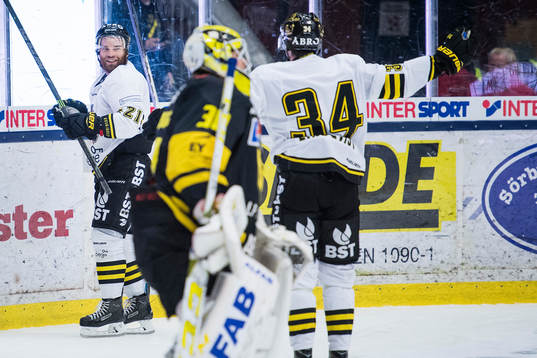 s Christian Sandberg (tv) jublar med Michael Lindqvist (th)