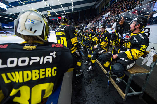 Västerås bänk med målvakt Henrik Lundberg och Johan