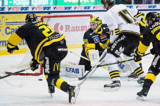 Västerås målvakt Henrik Lundberg med en räddning