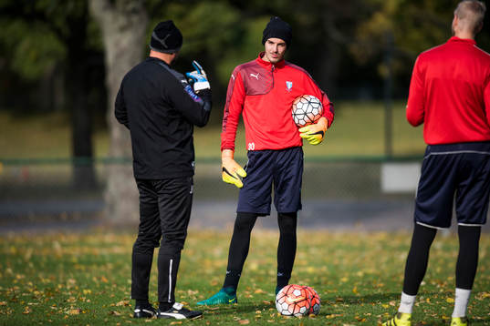 Malmö FFs målvakt Marko Johansson får instruktioner av