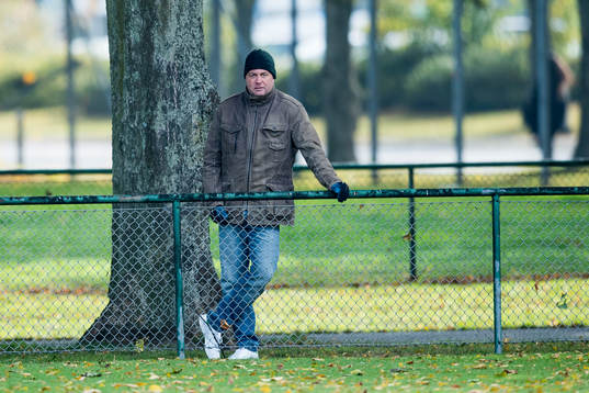 Bo Svanberg, fd ishockeyspelare tittar på en