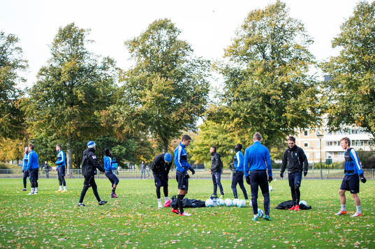 Översiktsbild över en fotbollsträning med Malmö FF