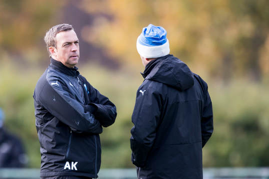Malmö FFs tränare Allan Kuhn i samtal med assisterande