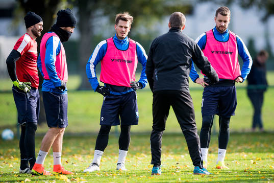 Malmö FFs tränare Allan Kuhn instruerar målvakt Johan