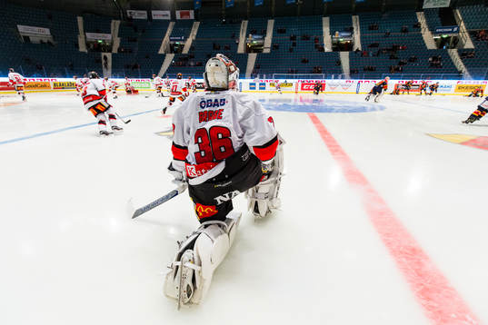 Örebros målvakt Axel Brage värmer upp